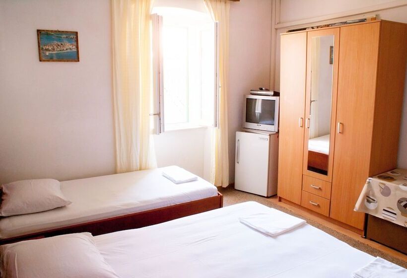 اتاق استاندارد سه نفره, Accommodation Old Town Vitaic