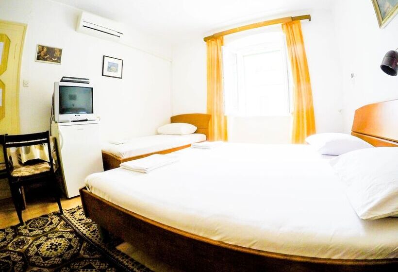 اتاق استاندارد سه نفره, Accommodation Old Town Vitaic