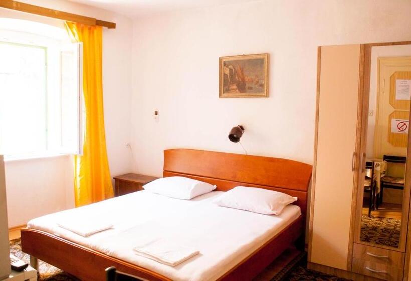 اتاق استاندارد سه نفره, Accommodation Old Town Vitaic
