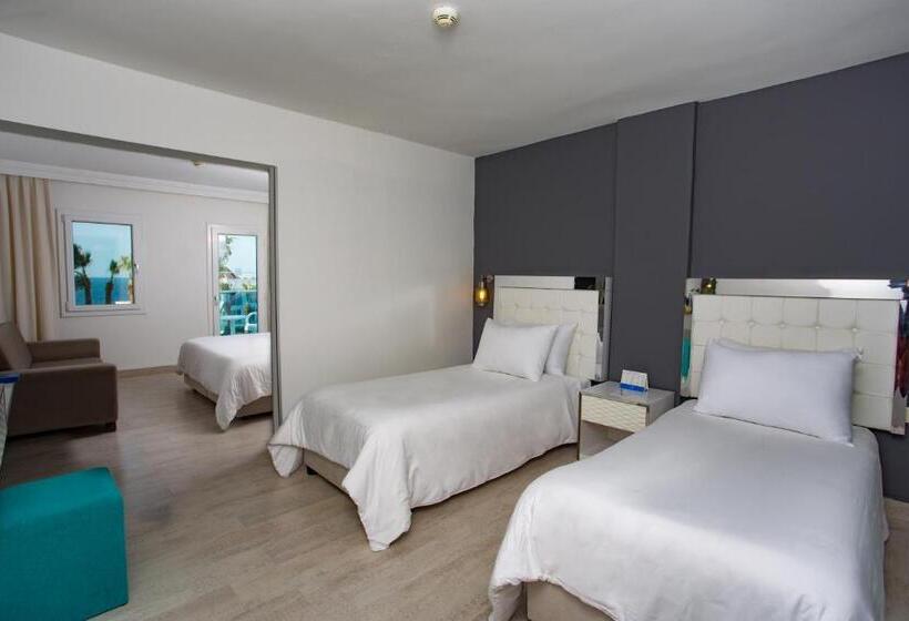 اتاق خانوادگی با چشم‌انداز دریا, Le Bleu Hotel & Resort Kusadasi