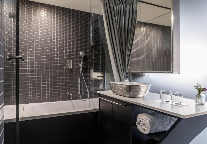 اتاق کلاب, 9hotel Mercy