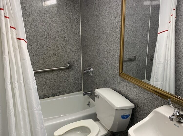Deluxe Room Adapted for people with reduced mobility, Days Inn By Wyndham Long Island/copiague