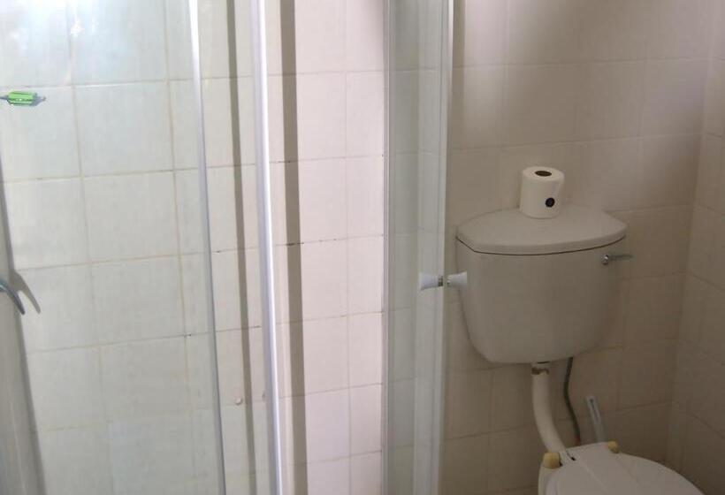اتاق خانوادگی, Safari Hotel & Convention Centre