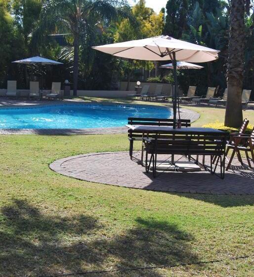 اتاق خانوادگی, Safari Hotel & Convention Centre