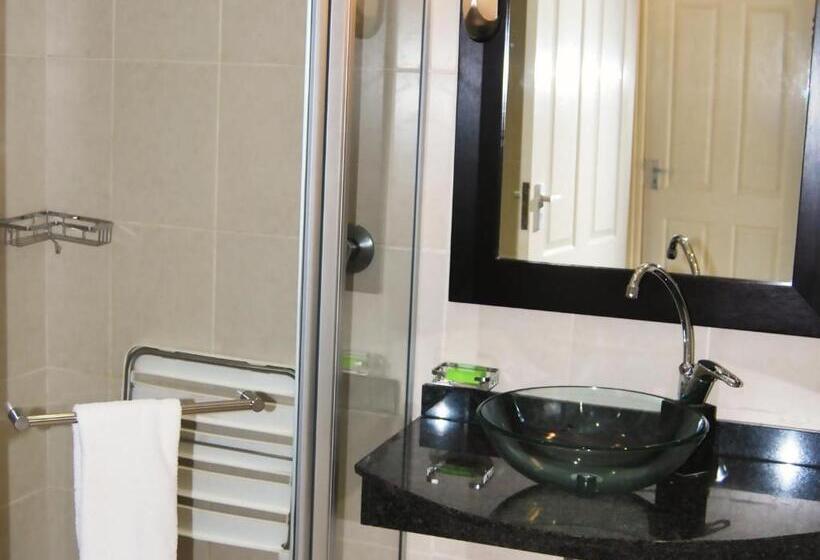 سوییت اجرایی, Safari Hotel & Convention Centre