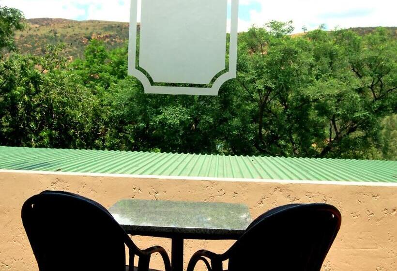 سوییت اجرایی, Safari Hotel & Convention Centre