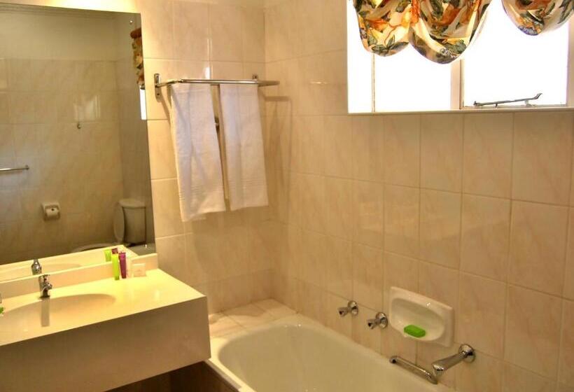 سوییت جونیور, Safari Hotel & Convention Centre