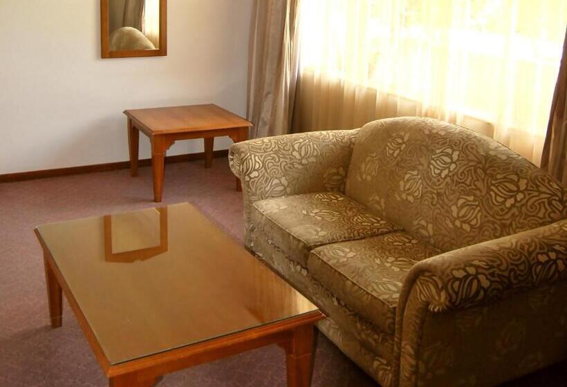 سوییت جونیور, Safari Hotel & Convention Centre