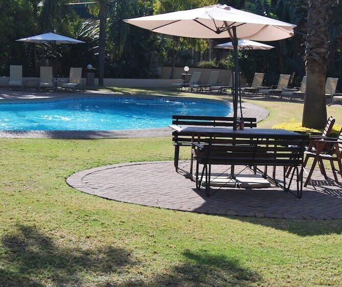 اتاق خانوادگی, Safari Hotel & Convention Centre