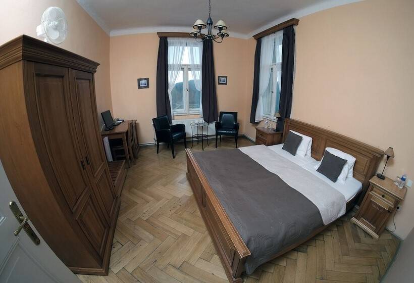 Basis Zimmer, Vila U Varhanare