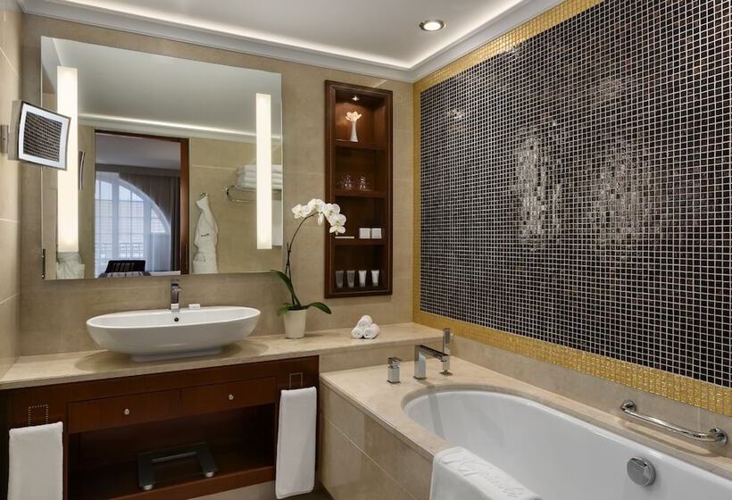 اتاق لوکس با بالکن, Grand Hotel Vilnius, Curio Collection By Hilton