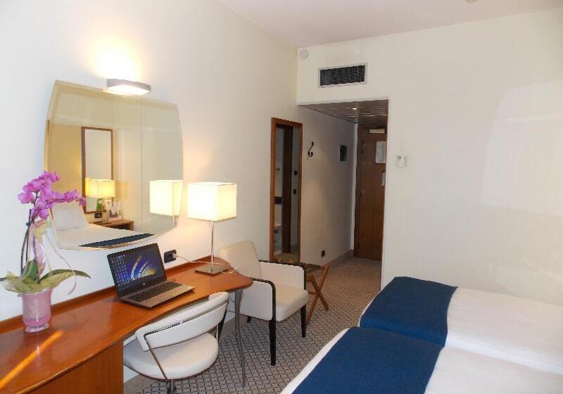 اتاق استاندارد با تخت بزرگ, Hilton Garden Inn Rapid City