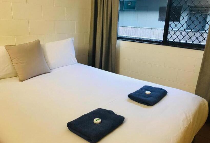 Economy Triple Room, Koala Beach Resort Cairns