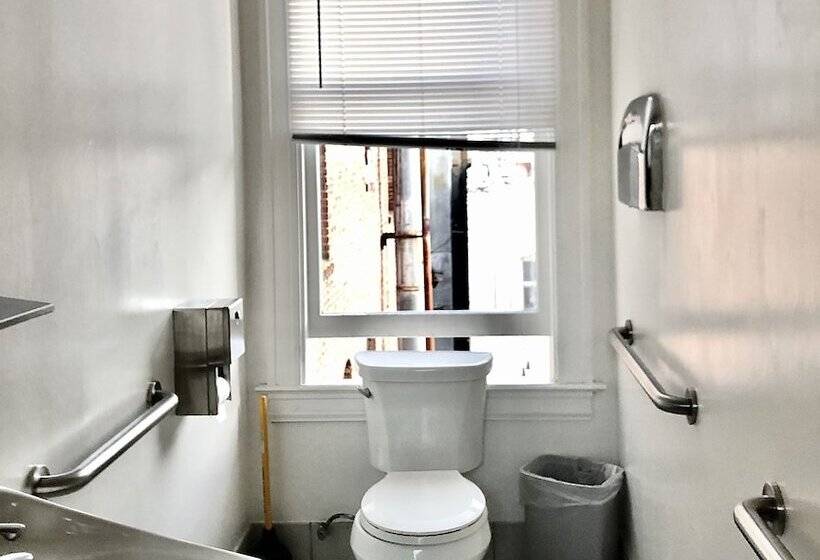 اتاق استاندارد با سرویس بهداشتی مشترک, North Beach