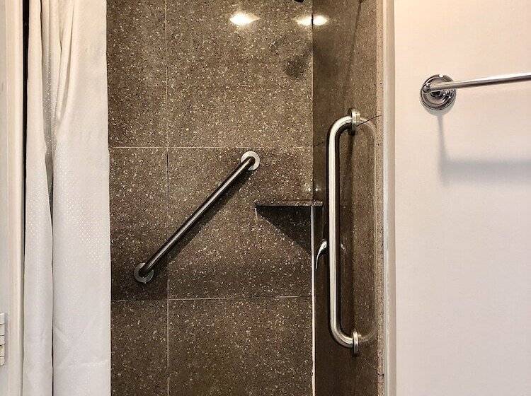 اتاق استاندارد با سرویس بهداشتی مشترک, North Beach