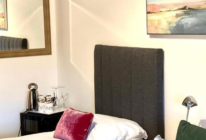 اتاق خانوادگی با چشم‌انداز باغ, Bythesea Guest House