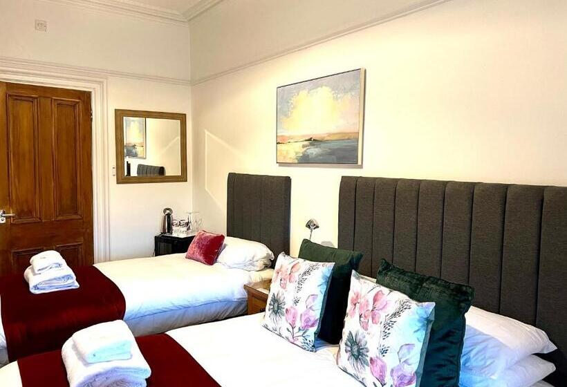 اتاق خانوادگی با چشم‌انداز باغ, Bythesea Guest House