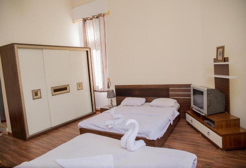 Royal Triple Room, Grand Royal