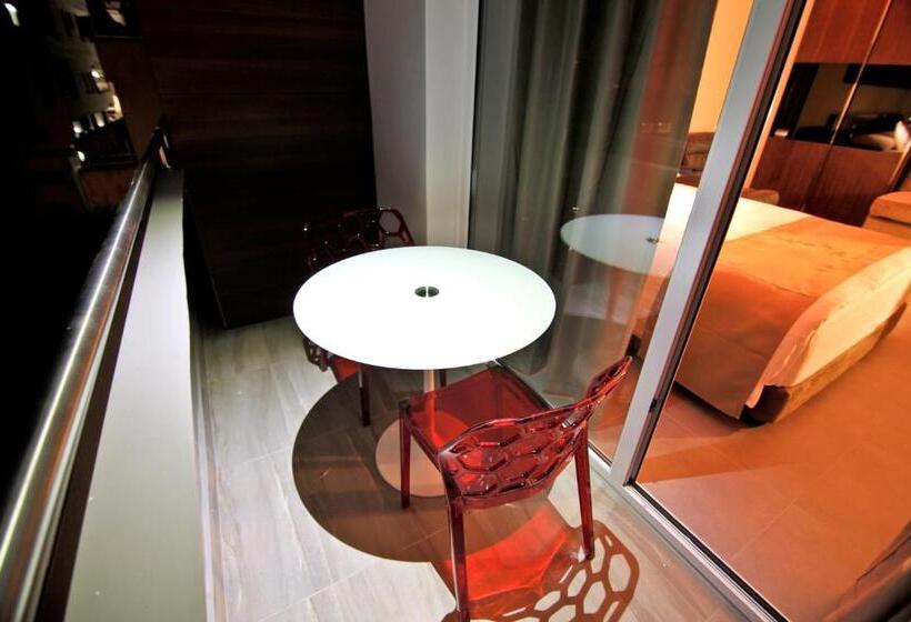 سوییت لوکس, Achilleos City