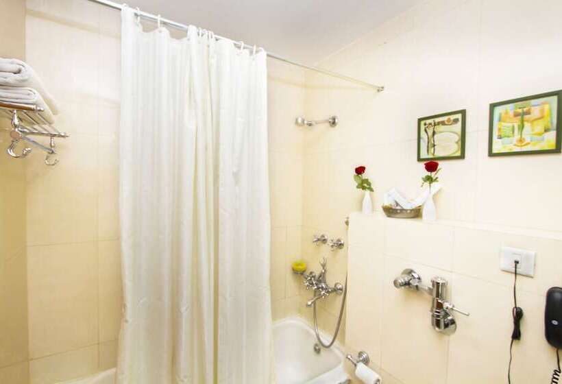 اتاق لوکس, Broadways Inn