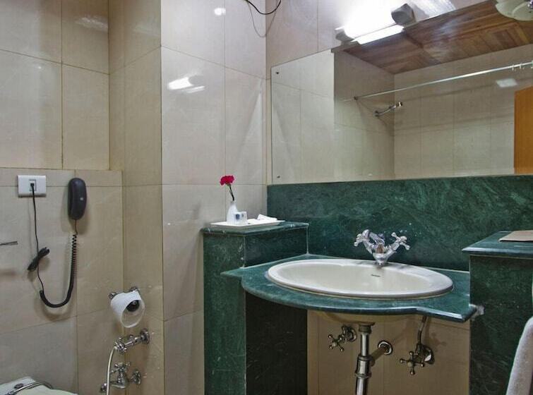 اتاق لوکس, Broadways Inn