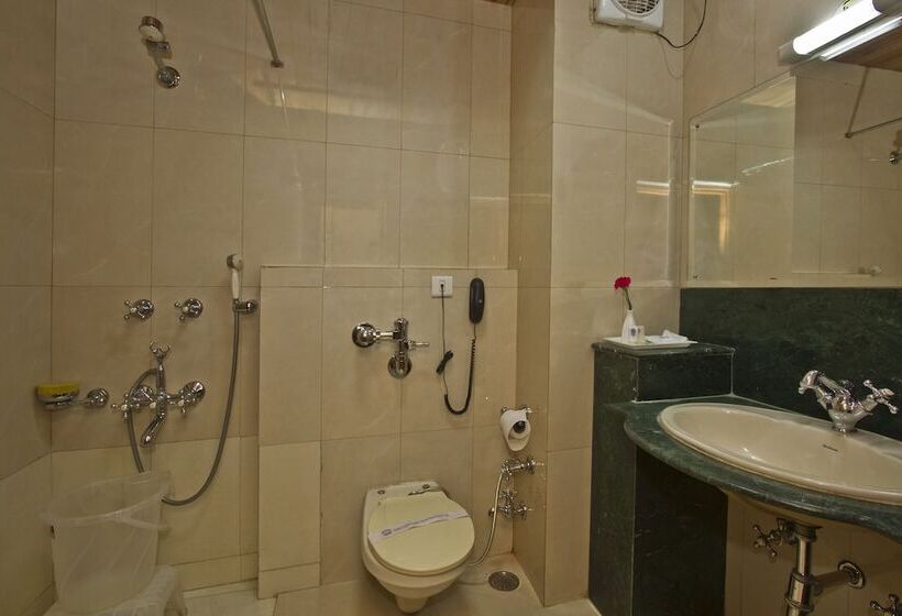 اتاق لوکس, Broadways Inn