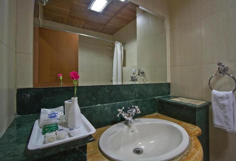 اتاق لوکس, Broadways Inn