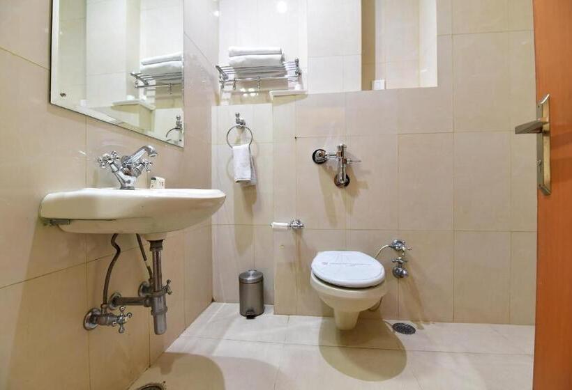 اتاق لوکس, Broadways Inn