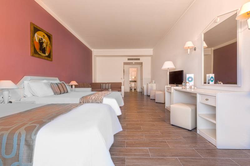 سوییت جونیور با چشم‌انداز جانبی دریا, Kipriotis Panorama Hotel & Suites