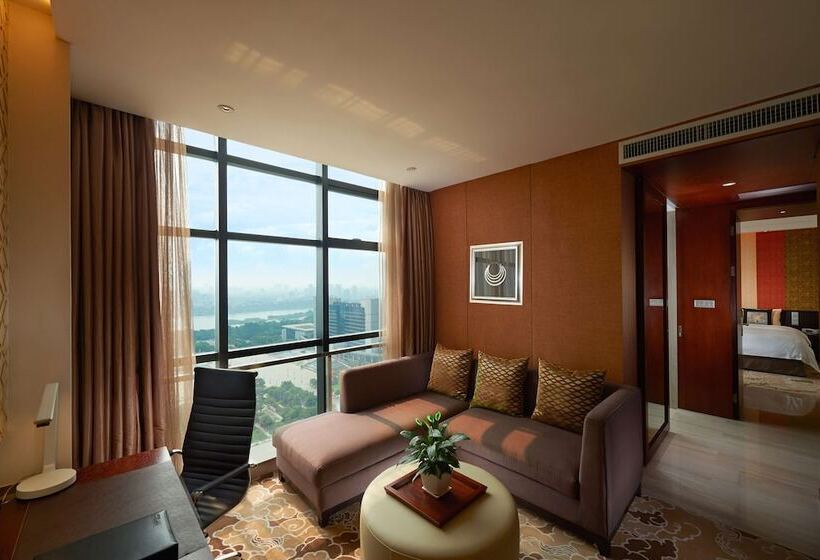 استودیوی سوپریور, Radisson Blu Hotel Liuzhou