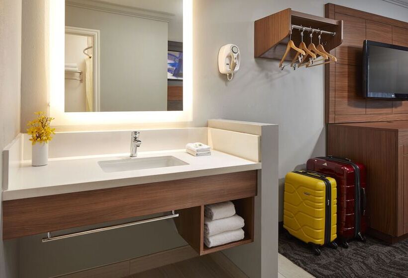 سوییت, Studio Inn & Suites At Promenade Downey