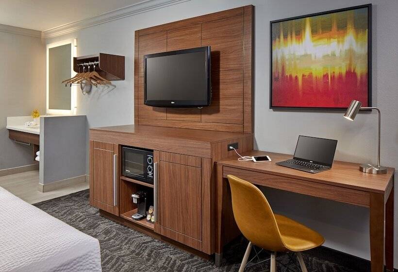 سوییت, Studio Inn & Suites At Promenade Downey