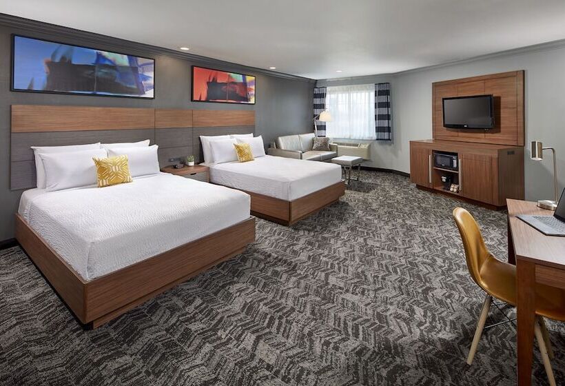 سوییت, Studio Inn & Suites At Promenade Downey