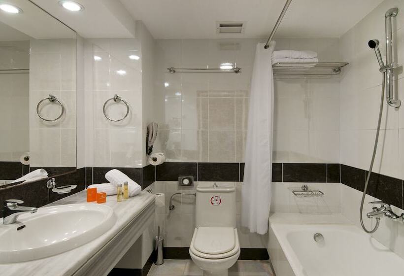 سوییت جونیور با چشم‌انداز جانبی دریا, Kipriotis Panorama Hotel & Suites
