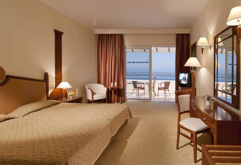 سوییت جونیور با چشم‌انداز جانبی دریا, Kipriotis Panorama Hotel & Suites