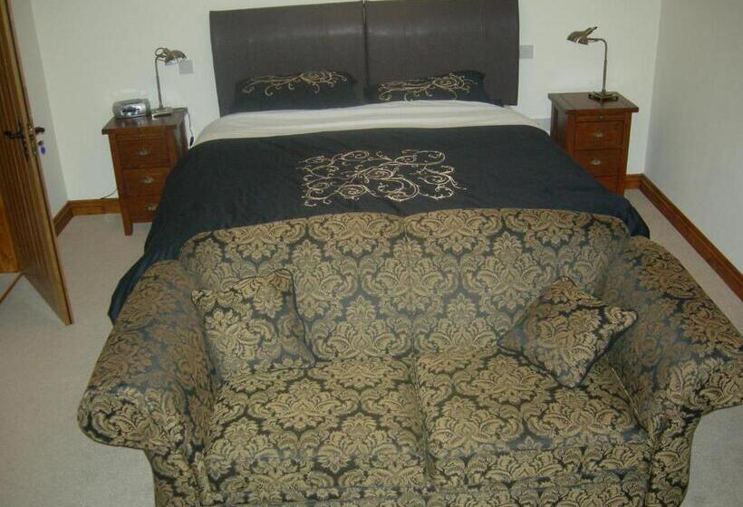 اتاق لوکس با تخت بزرگ, Alltyfyrddin Farm Guest House At The Merlin S Hill Centre