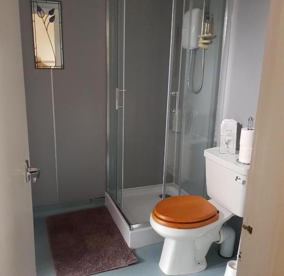 اتاق کلاسیک سه تخته, Cedar Villa Guest House
