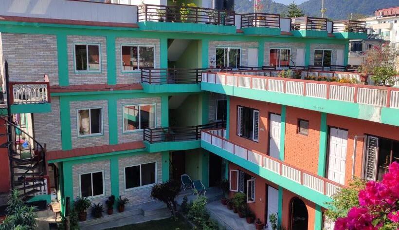 اتاق استاندارد با تراس, New Pokhara Lodge   Pokhara Lakeside