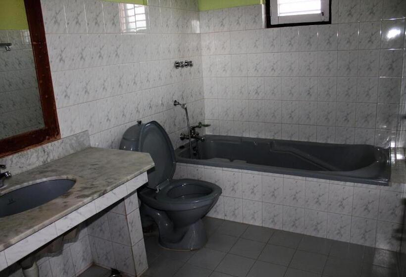 اتاق استاندارد با تخت بزرگ, New Pokhara Lodge   Pokhara Lakeside