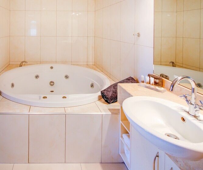 استودیوی لوکس, Emerald Spa Motor Inn
