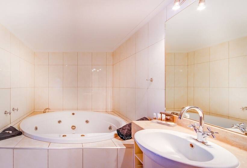 استودیوی لوکس, Emerald Spa Motor Inn