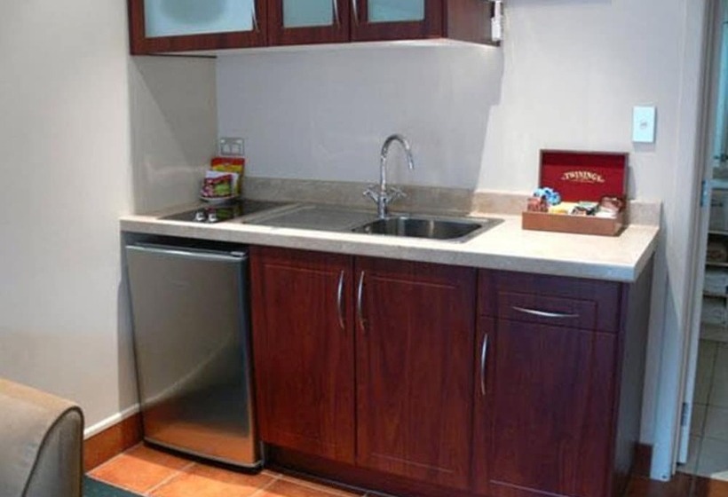 استودیوی لوکس, Emerald Spa Motor Inn