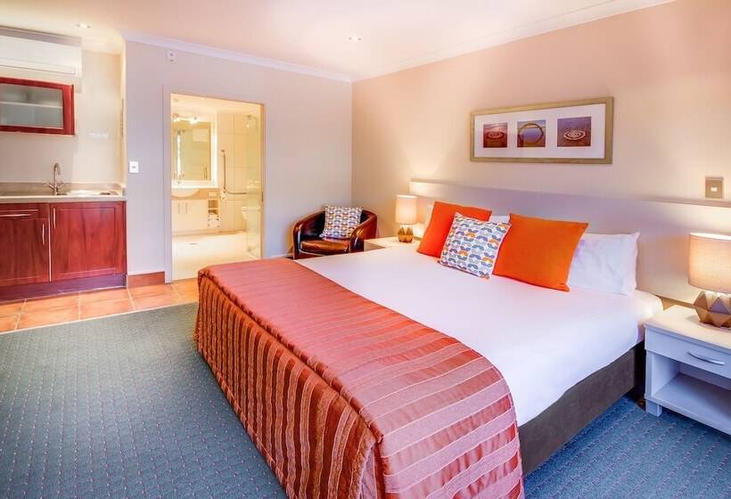 استودیوی لوکس, Emerald Spa Motor Inn