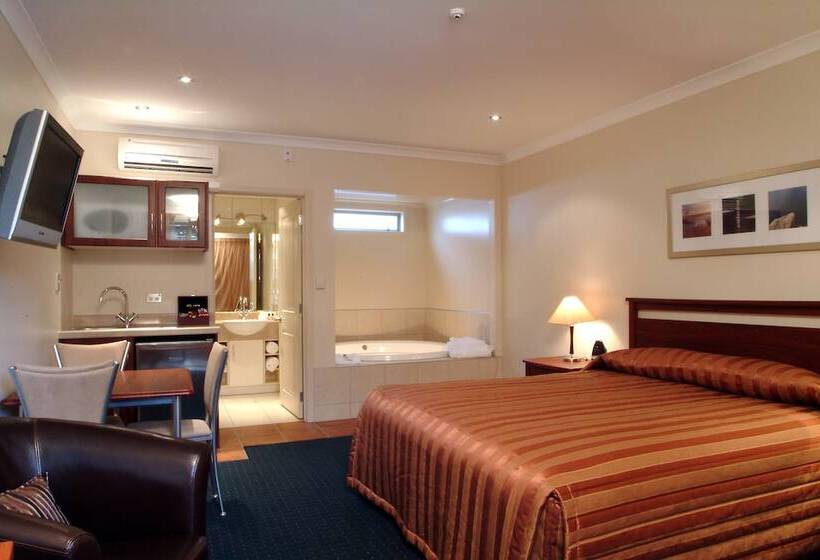 استودیو اجرایی, Emerald Spa Motor Inn