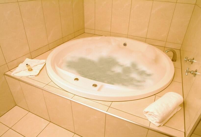 استودیو اجرایی, Emerald Spa Motor Inn