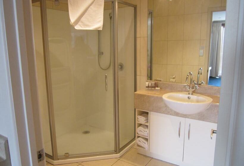 استودیوی سوپریور, Emerald Spa Motor Inn