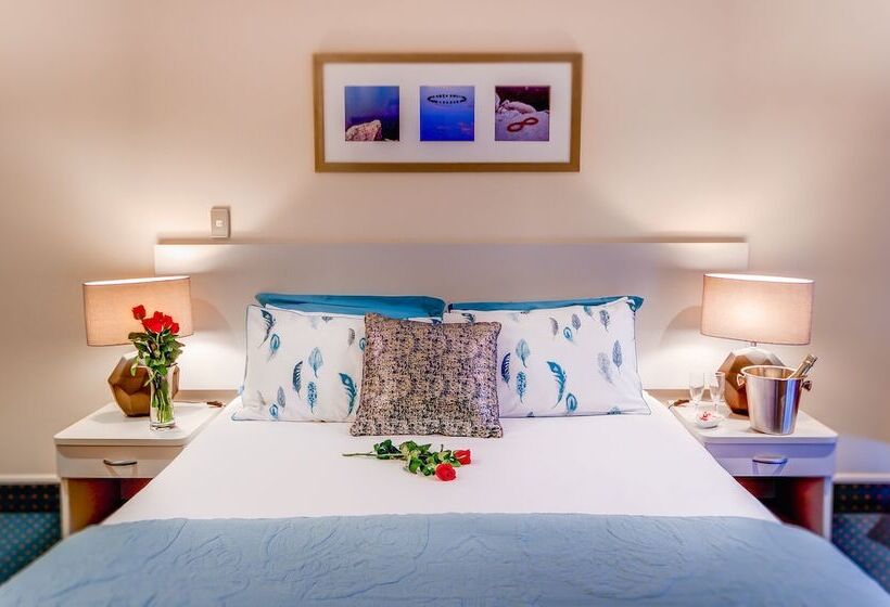 استودیوی سوپریور, Emerald Spa Motor Inn