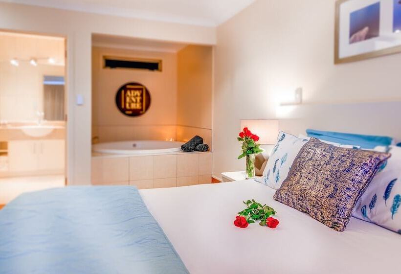 استودیوی سوپریور, Emerald Spa Motor Inn