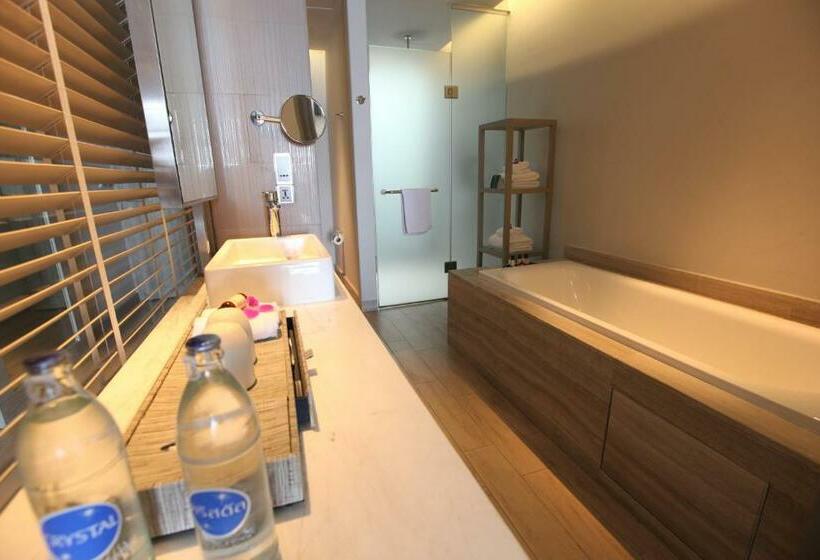اتاق لوکس سه تخته, Pullman Phuket Arcadia Naithon Beach