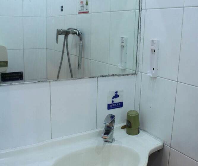 اتاق اکونومی, Kowloon Hostel